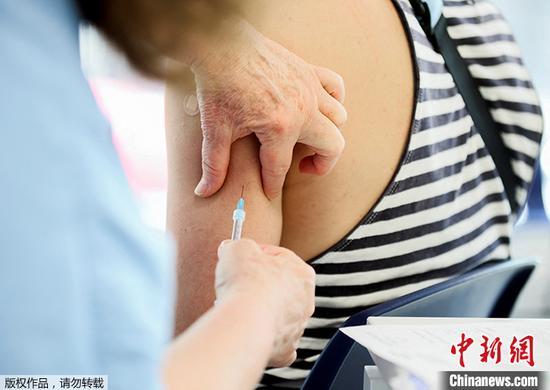 資料圖為加拿大魁北克省蒙特利爾市，醫(yī)護(hù)人員為民眾接種猴痘病毒疫苗。