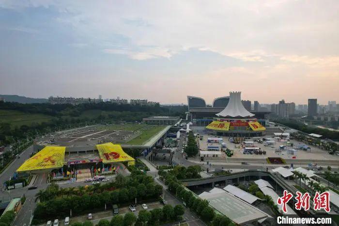航拍南寧國際會展中心“煥”新顏，迎接?xùn)|博會。俞靖 攝