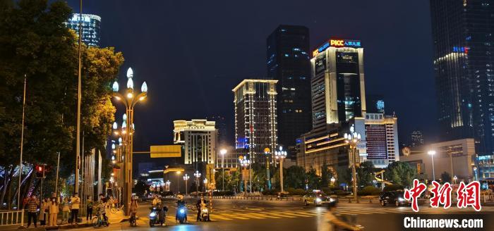 成都天府廣場(chǎng)樓宇景觀照明。　成都城投智慧城市公司供圖