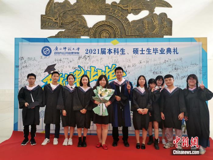 圖為王孟筠老師和畢業(yè)生一起合影留念。被訪者供圖