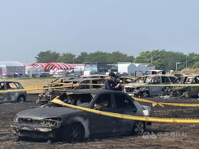 云林農(nóng)業(yè)機(jī)械暨資材展臨時停車場18日發(fā)生火警，25輛汽車燒毀。圖片來源：臺灣“中央社”記者姜宜菁攝。