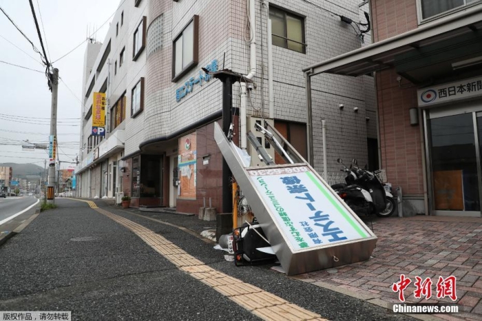 當(dāng)?shù)貢r(shí)間9月19日，日本鹿兒島縣，臺(tái)風(fēng)“南瑪都”登陸過(guò)后，福岡街頭部分設(shè)施遭毀。據(jù)報(bào)道，臺(tái)風(fēng)“南瑪都”于18日19時(shí)左右在縣鹿兒島市附近登陸。九州電力公司稱，截至當(dāng)日18時(shí)，“南瑪都”共造成九州地區(qū)超19萬(wàn)戶居民停電。