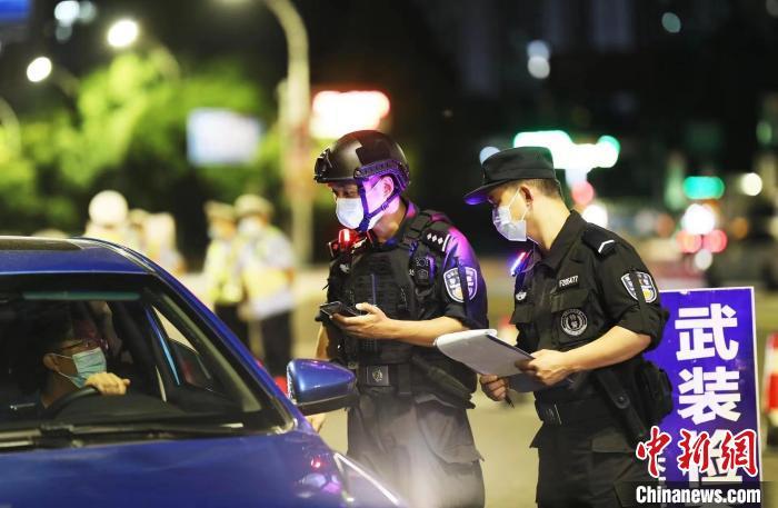 圖為民警正在進(jìn)行檢查?！≈貞c市公安局供圖