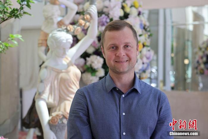 19歲到中國(guó)、曾在不同城市前后生活和工作了15年的加拿大商界人士彭家榮（Chris Pereira）近日接受中新社記者采訪時(shí)說(shuō)，中國(guó)的崛起和發(fā)展告訴自己，努力就會(huì)有所回報(bào)，正所謂“天道酬勤”。資料圖為2022年6月24日，彭家榮在多倫多。 中新社記者 余瑞冬 攝