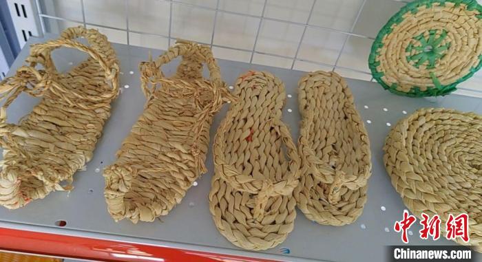 黃惠清編織的玉米皮草鞋?！⒖÷?　攝