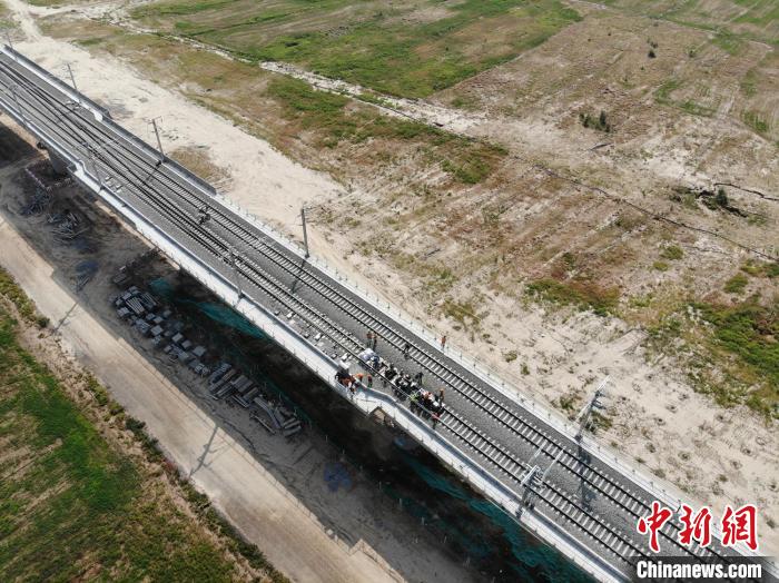 9月中下旬，銀蘭高鐵甘肅段靜態(tài)驗(yàn)收工作正在有序推進(jìn)?！钇G敏 攝