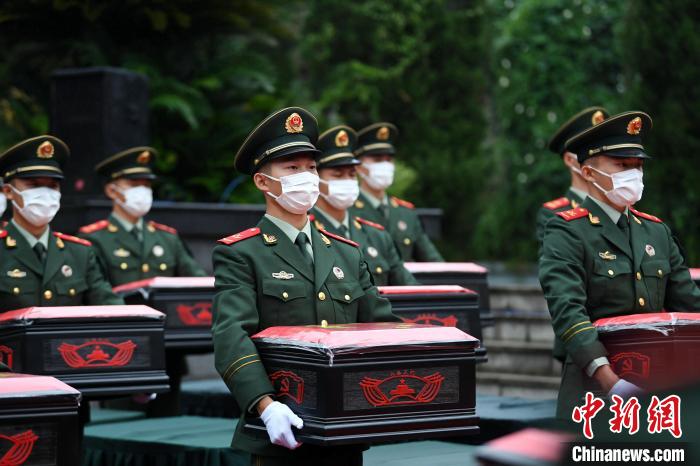 武警官兵緩步將烈士遺骸棺槨轉(zhuǎn)運至靈車上?！」鶄魑?攝