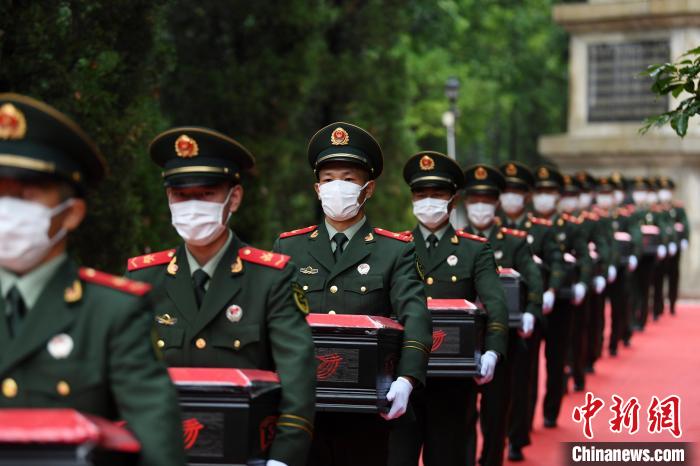 武警官兵緩步將烈士遺骸的棺槨轉(zhuǎn)運至靈車上?！」鶄魑?攝