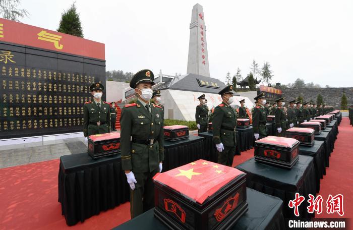 武警官兵護(hù)衛(wèi)在烈士棺槨旁?！」鶄魑?攝