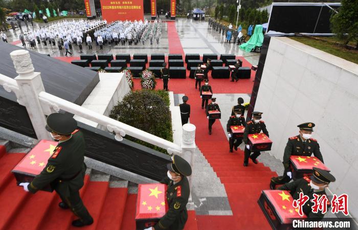 武警官兵緩步將烈士遺骸送至南川區(qū)烈士陵園墓位?！」鶄魑?攝