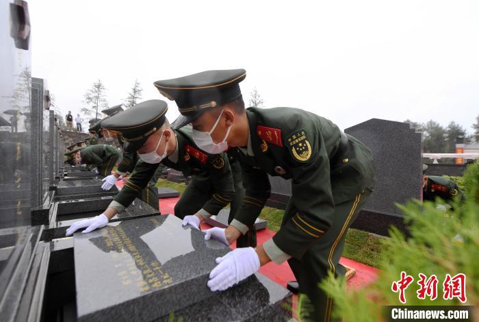 武警官兵將烈士遺骸送至墓位安葬?！」鶄魑?攝