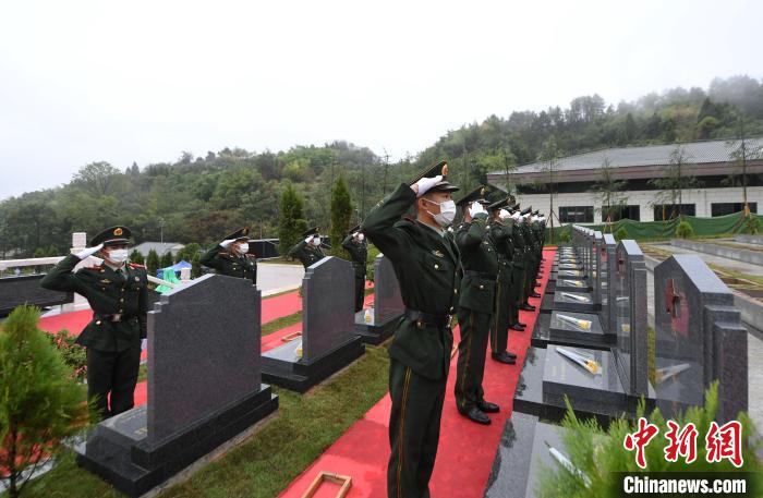 武警官兵向烈士獻(xiàn)花、敬軍禮?！」鶄魑?攝