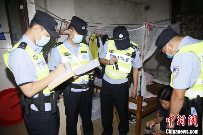行動(dòng)期間，肇慶警方上門開展警醒教育?！±钌冫?攝