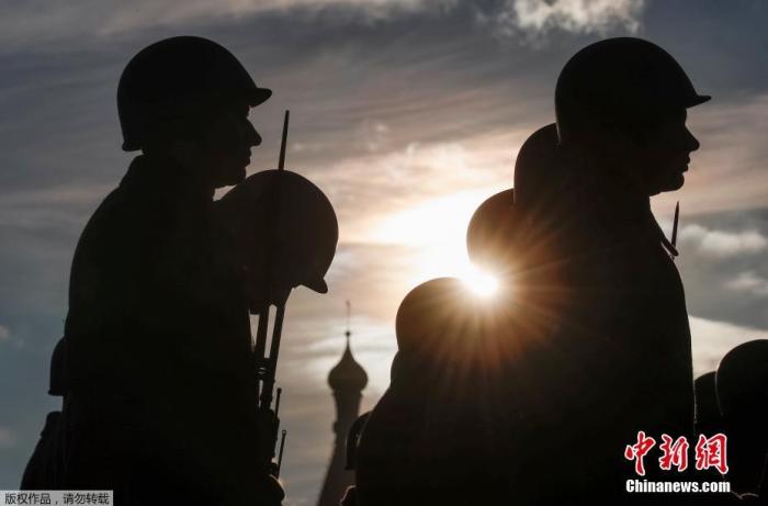 資料圖：俄士兵身穿復古軍裝，參加莫斯科紅場閱兵彩排。
