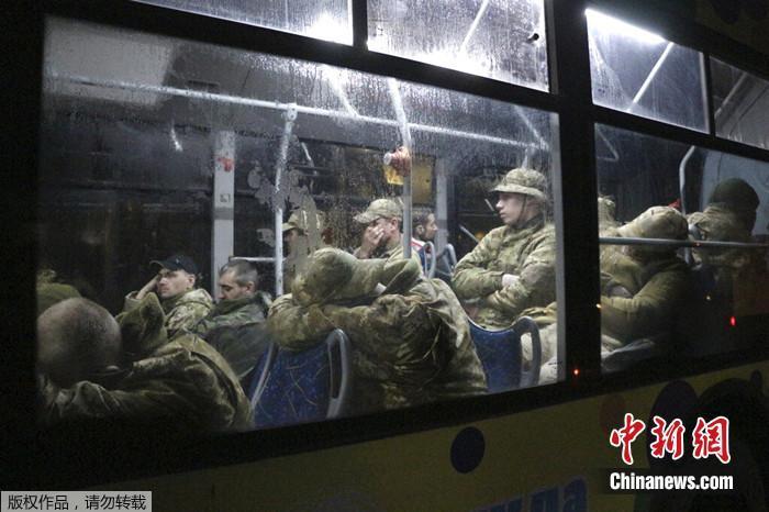 資料圖：亞速鋼鐵廠的烏克蘭軍人乘坐公共汽車撤離。