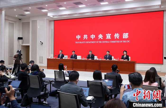 9月21日，中共中央宣傳部在北京舉行“中國這十年”系列主題新聞發(fā)布會，介紹黨的十八大以來對臺工作和兩岸關(guān)系發(fā)展情況。中央臺辦副主任陳元豐，中央臺辦宣傳局局長、新聞發(fā)言人馬曉光，中央臺辦研究局局長仇開明，中央臺辦新聞發(fā)言人朱鳳蓮出席。<a target='_blank' href='/'>中新社</a>記者 張宇 攝