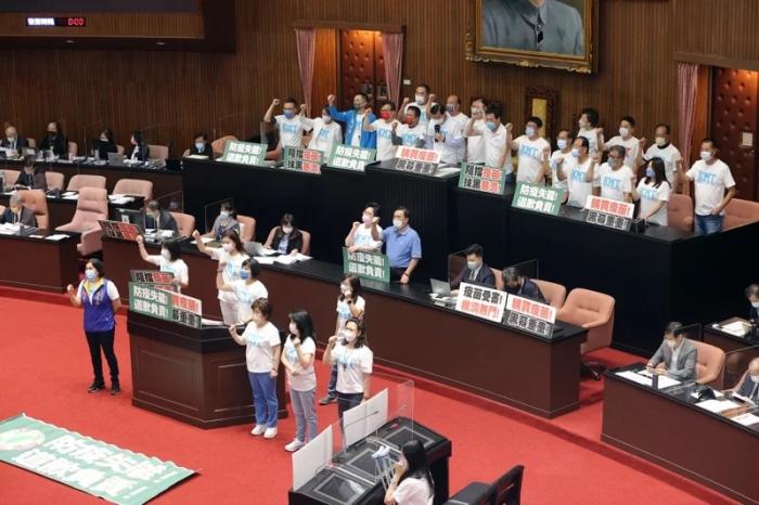 國民黨“立委”占領(lǐng)議場主席臺與發(fā)言臺，抵制蘇貞昌施政報告，要求民進黨為防疫失能道歉。圖片來源：臺灣聯(lián)合報 許正宏 攝