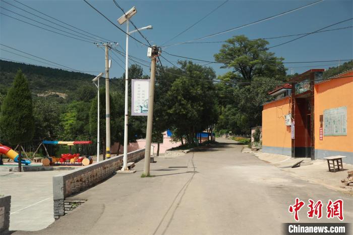拓寬進(jìn)村路、安裝太陽能路燈，利用主街道墻體開辟詩詞文化墻……口袋鼓了，居住環(huán)境也靚起來?！∠蛏?攝