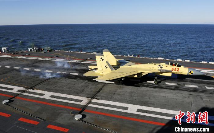 2012年11月23日，殲-15艦載戰(zhàn)斗機(jī)首次在遼寧艦上成功著艦?！『|冰 攝