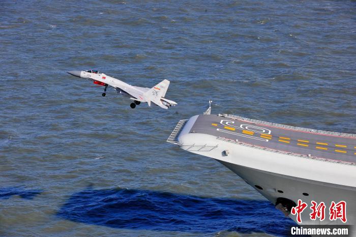 2014年12月1日，殲-15艦載戰(zhàn)斗機(jī)從遼寧艦滑躍起飛?！垊P 攝