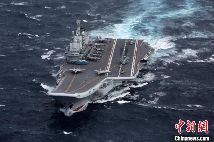 2016年12月26日，遼寧艦航母編隊(duì)首次出宮古海峽?！垊P 攝