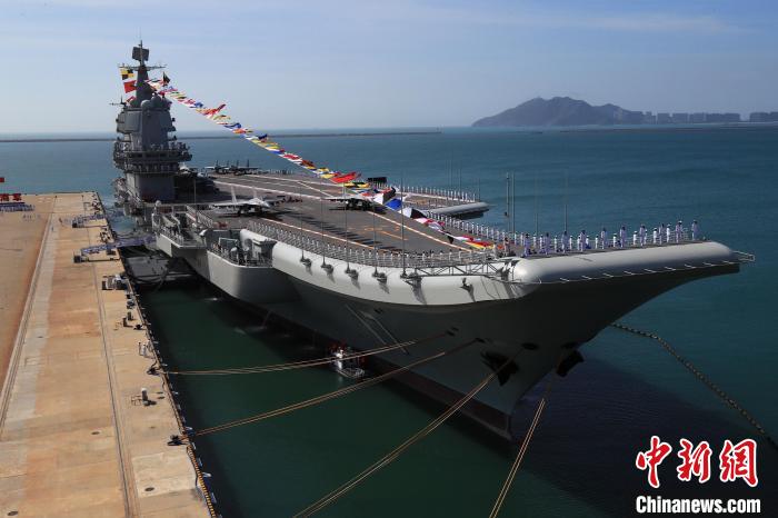 2019年12月17日，中國(guó)第一艘國(guó)產(chǎn)航空母艦山東艦在海南三亞某軍港交付海軍?！∑押Ｑ?攝