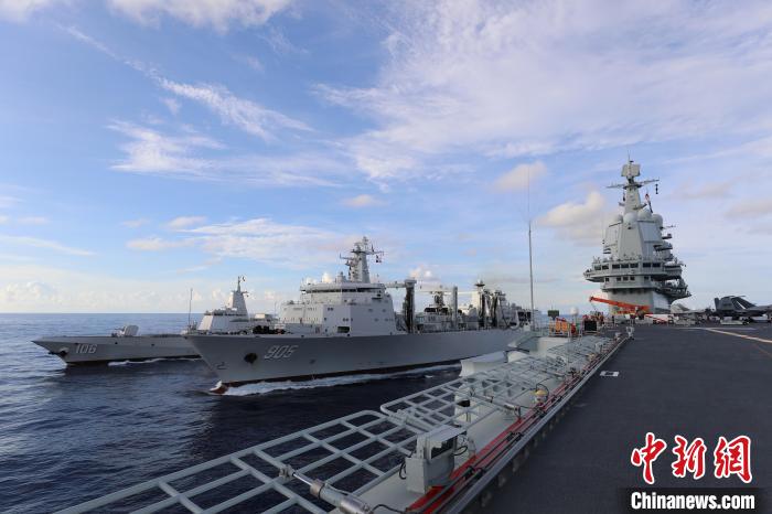 2022年8月6日，山東艦航母編隊(duì)進(jìn)行海上補(bǔ)給部署?！〖?攝