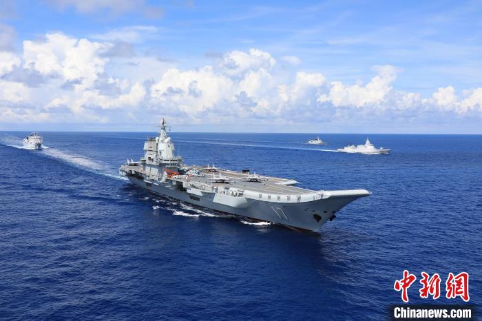 2022年8月6日，山東艦航母編隊(duì)進(jìn)行航渡。　安妮 攝