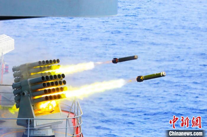 2022年8月7日，山東艦在海上進(jìn)行實(shí)彈射擊?！∈沸聵s 攝