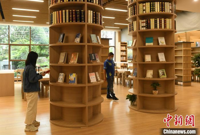 資料圖：公共場(chǎng)所保持社交距離?！≈芤?攝