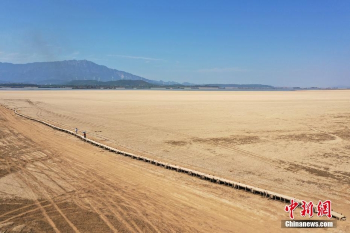資料圖：航拍位于江西省九江市都昌縣鄱陽湖水域的明代古橋“千眼橋”。 劉占昆 攝