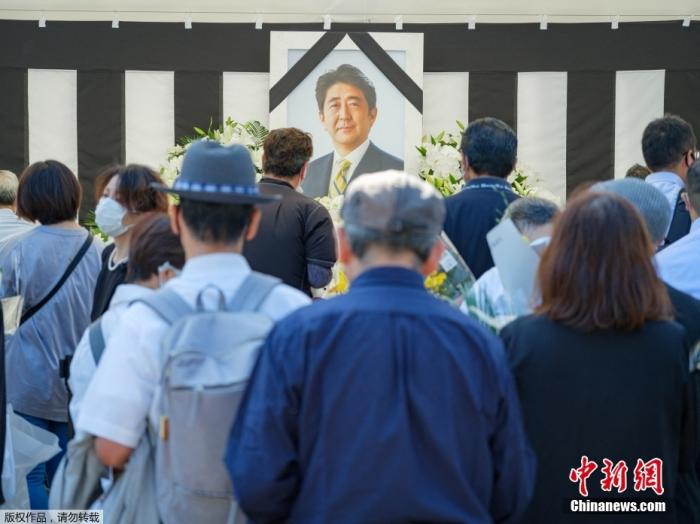 當(dāng)?shù)貢r(shí)間9月27日，日本政府在東京日本武道館為前首相安倍晉三舉行葬禮。