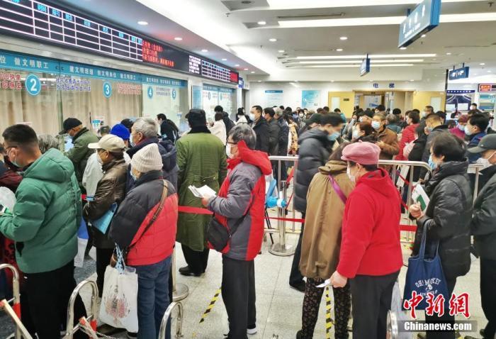資料圖：民眾在門診大廳排隊(duì)掛號(hào)。 湯彥俊 攝