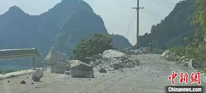 圖為地震造成山區(qū)道路受損。　東蘭宣傳部供圖