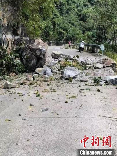 圖為散落在路邊的山石?！|蘭宣傳部供圖