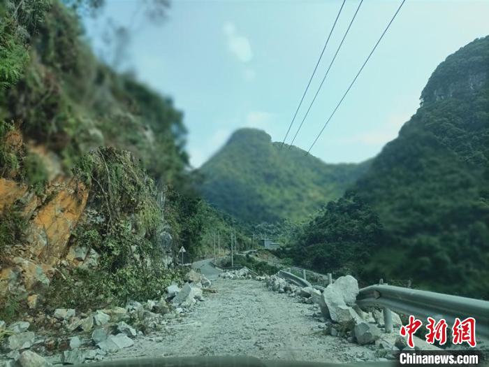 圖為地震造成山區(qū)道路受損。　東蘭宣傳部供圖