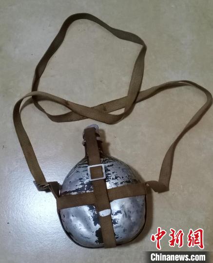 當(dāng)年紅軍戰(zhàn)士犧牲時留下的水壺，現(xiàn)已成為陳毅翔一家的傳家寶。　陳莉莉 攝