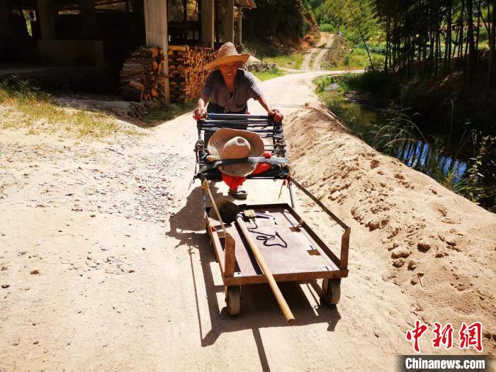 陳毅翔的父親今年88歲，幾乎每天推著手推車上山守護(hù)無名紅軍烈士墓?！±壮?攝
