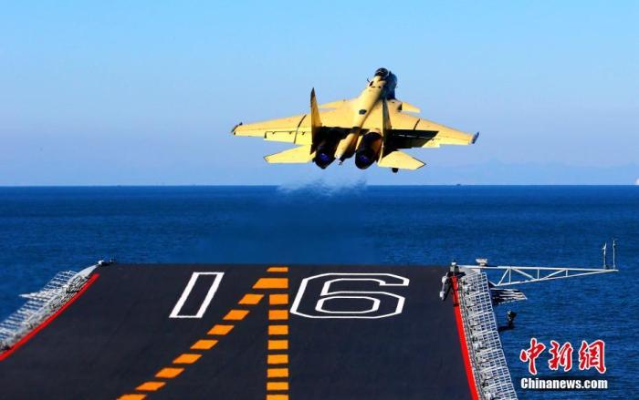 資料圖：中國(guó)首款艦載機(jī)殲-15飛機(jī)在航母遼寧艦上起飛瞬間。 中國(guó)航空工業(yè)供圖