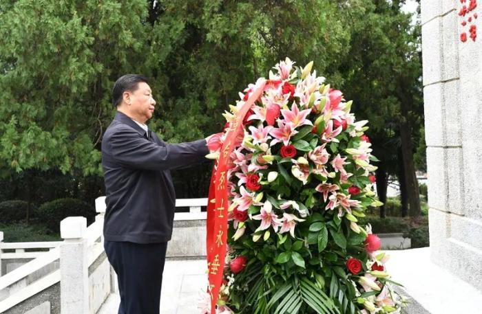 2019年9月16日至18日，習(xí)近平在河南考察。這是16日下午，習(xí)近平來(lái)到位于信陽(yáng)市新縣的鄂豫皖蘇區(qū)首府烈士陵園，瞻仰革命烈士紀(jì)念碑，向革命先烈敬獻(xiàn)花籃。新華社記者 謝環(huán)馳 攝
