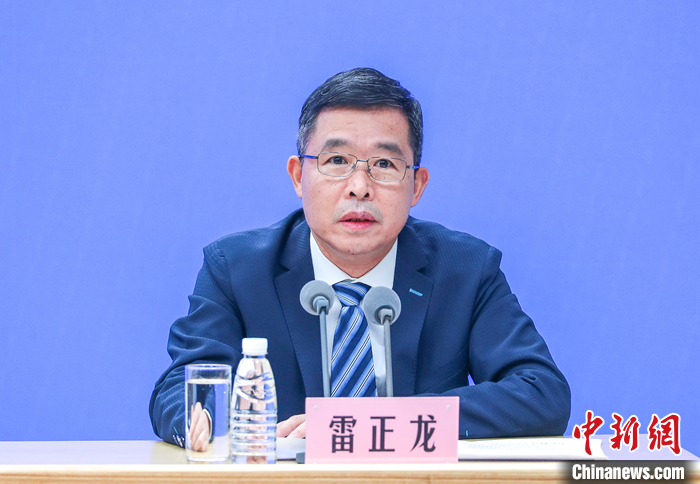 9月29日，在北京舉行的中國國務(wù)院聯(lián)防聯(lián)控機制新聞發(fā)布會上，中國國家疾控局傳防司司長雷正龍指出，當(dāng)前中國疫情仍然呈現(xiàn)出“點多、面廣”的特點，隨著國慶假期臨近，仍然持續(xù)面臨著境外疫情輸入和本土疫情傳播的風(fēng)險，發(fā)生多地聚集性疫情風(fēng)險依然存在。 <a target='_blank' href='/'>中新社</a>記者 賈天勇 攝
