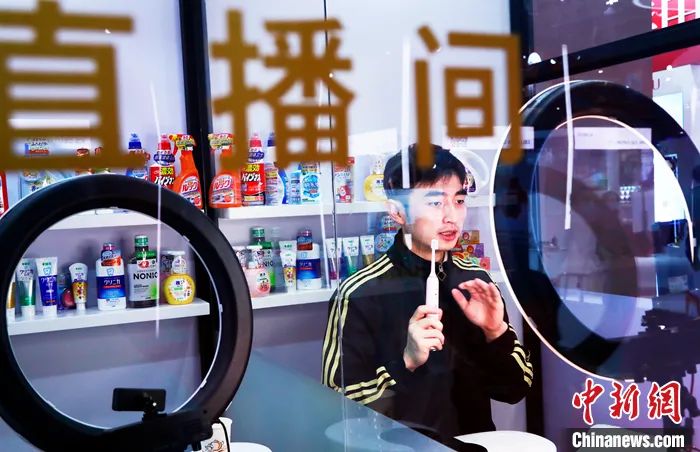 資料圖：2020年11月8日，第三屆中國國際進(jìn)口博覽會在國家會展中心(上海)舉行，不少展商請來網(wǎng)紅主播在消費品展區(qū)“直播帶貨”。 <a target='_blank' href='/'>中新社</a>記者 湯彥俊 攝 　　