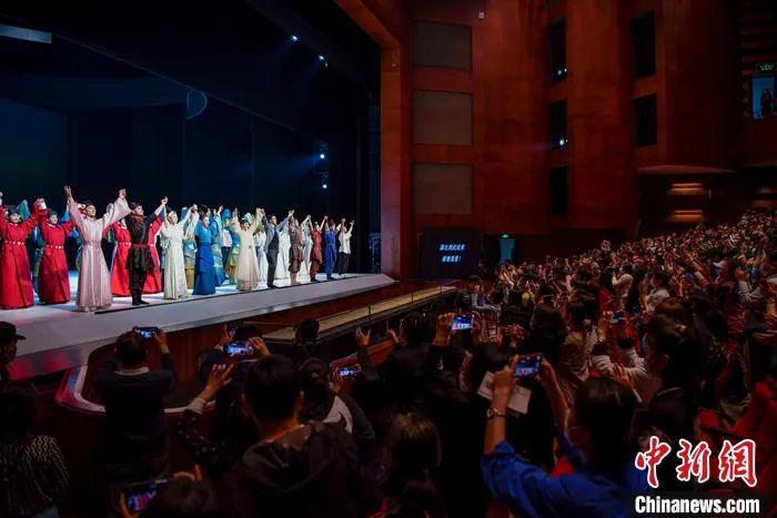 資料圖：2022年3月3日，舞蹈詩劇《只此青綠》全國第二輪巡演在?？诶_序幕，演出受到觀眾熱捧。以中國古代名畫《千里江山圖》為藍(lán)本創(chuàng)作的舞蹈詩劇《只此青綠》，2021年8月開始全國首輪巡演，演出50多場，好評如潮。2022年央視春晚亮相后，該劇更引起海內(nèi)外熱議。<a target='_blank' href='/'>中新社</a>記者 駱云飛 攝 　