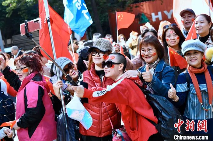 資料圖：2019年12月7日，數(shù)千名香港市民在香港島港灣道花園參與愛國護港撐警活動。<a target='_blank' href='/'>中新社</a>記者 李志華 攝 