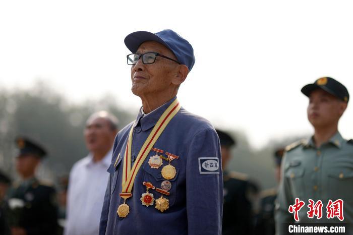 9月30日，“銘記歷史 緬懷先烈——向抗戰(zhàn)烈士敬獻(xiàn)花籃”儀式活動(dòng)在中國(guó)人民抗日戰(zhàn)爭(zhēng)紀(jì)念館舉行?！?lt;a target='_blank' href='/'>中新社</a>記者 富田 攝