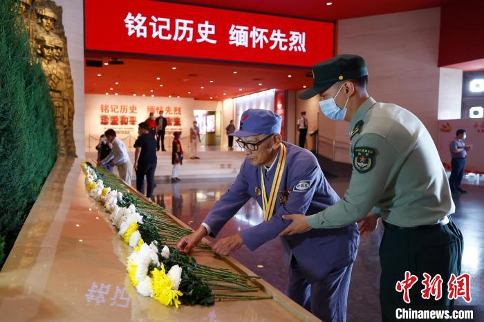 9月30日，“銘記歷史 緬懷先烈——向抗戰(zhàn)烈士敬獻(xiàn)花籃”儀式活動(dòng)在中國(guó)人民抗日戰(zhàn)爭(zhēng)紀(jì)念館舉行?！?lt;a target='_blank' href='/'>中新社</a>記者 富田 攝