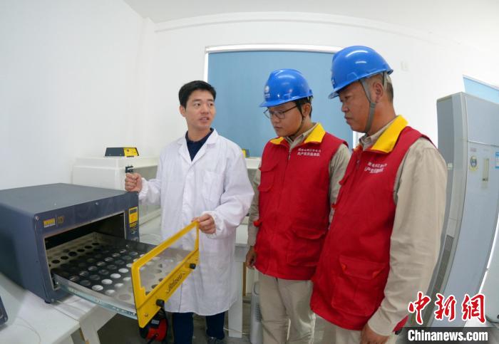 電力部門工作人員了解保護(hù)區(qū)育雛飼養(yǎng)用電情況?！☆欎h明 攝
