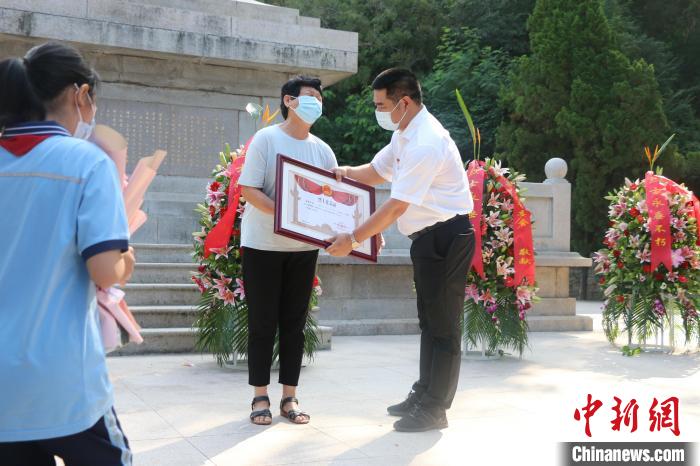 詔安縣委書記李亞容向烈屬頒授《烈士光榮證》?！≌闹菔型艘圮娙耸聞?wù)局供圖