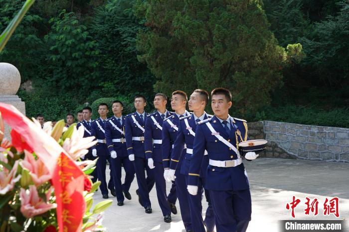 張曉杰烈士生前所在單位泉州市消防救援支隊(duì)代表、少先隊(duì)員以及其他有關(guān)部門負(fù)責(zé)人參加頒授儀式?！≌闹菔型艘圮娙耸聞?wù)局供圖