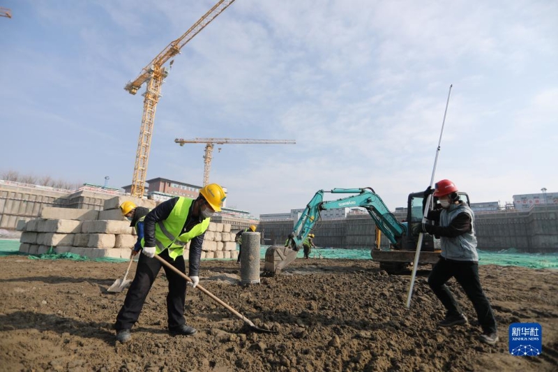 工人在北京市通州區(qū)丁各莊公租房項目工地施工（2020年2月10日攝）。新華社記者 李嘉瑞 攝